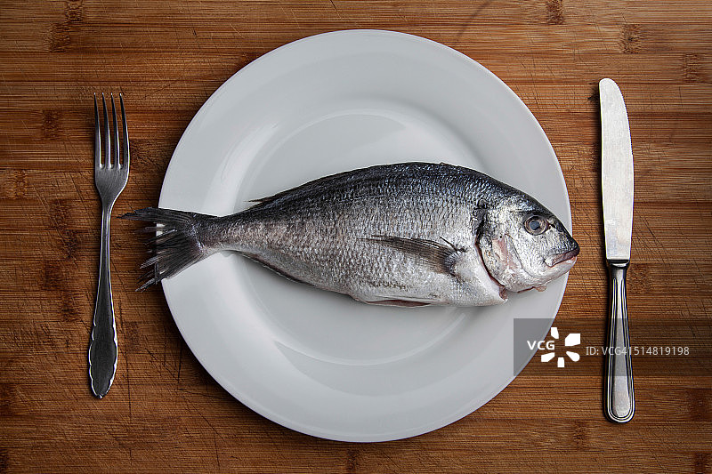 准备烹饪的鲜鱼图片素材