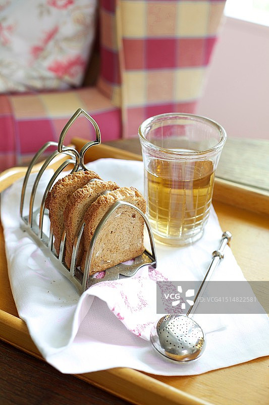烤面包片、茶杯和滤茶器图片素材