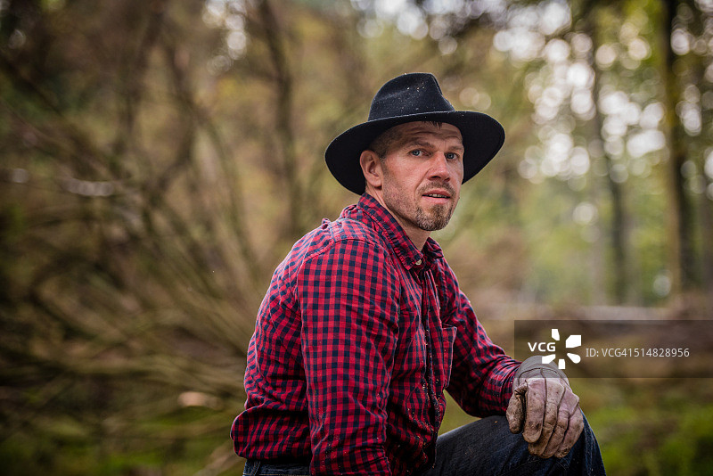 男人坐在森林里图片素材