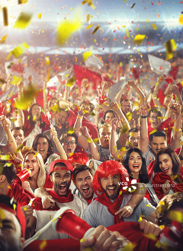 快乐欢呼的体育迷朋友图片素材