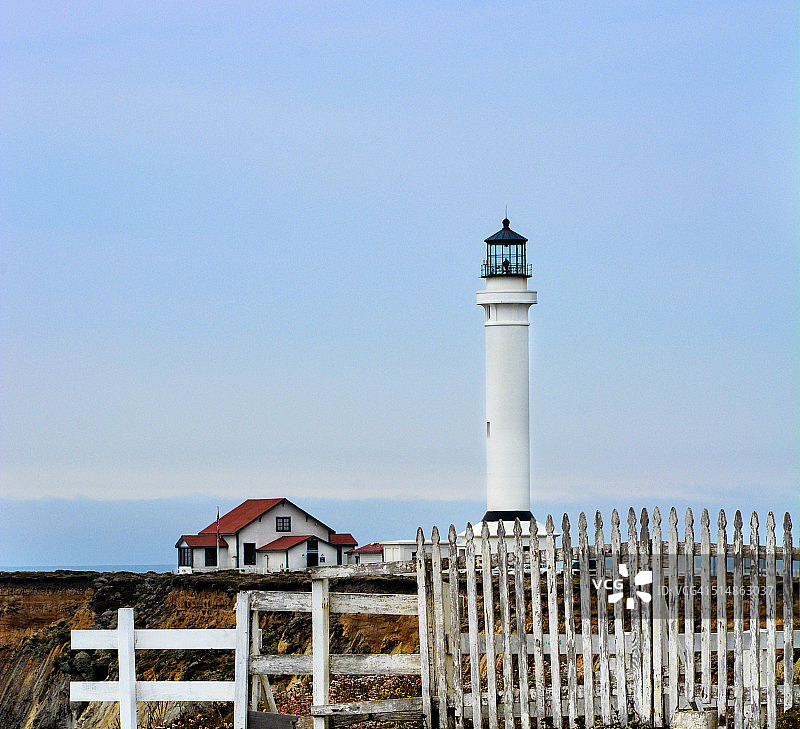太平洋海岸上的竞技场灯塔图片素材