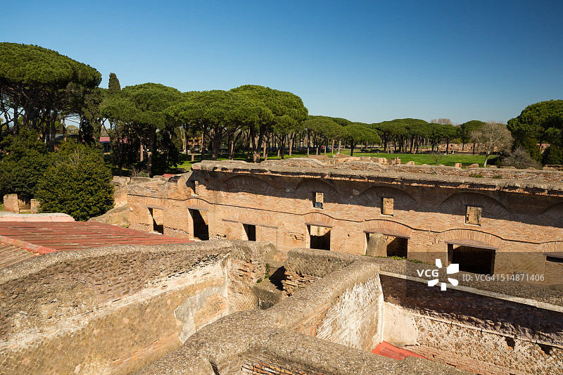 在意大利罗马，眺望古罗马港口城市奥斯提亚安提卡的遗址图片素材