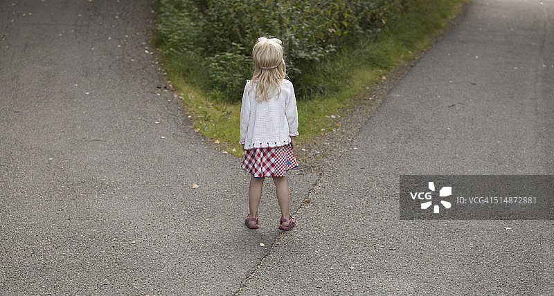 在岔路口不知所措的女孩图片素材