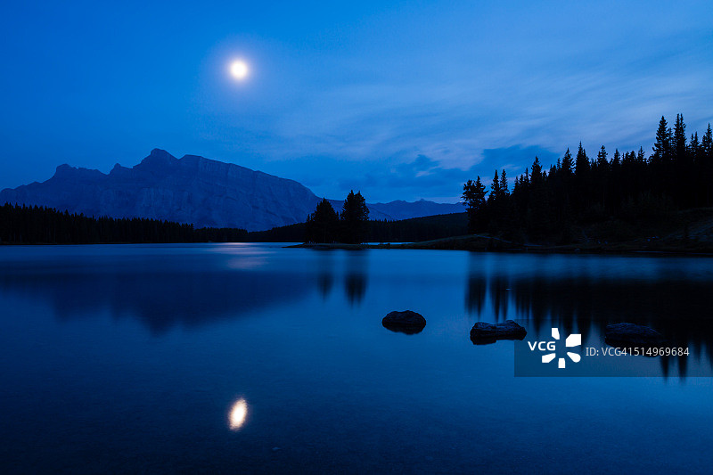 两杰克湖的月升图片素材