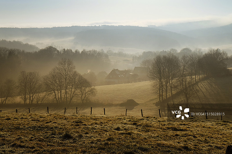 德国北莱茵-威斯特法伦州鲁珀希特罗特山区晨雾景观图片素材