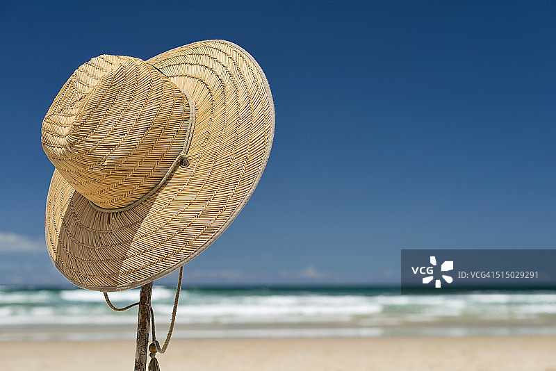 澳大利亚新南威尔士州拜伦湾断头角自然保护区沙滩上的草帽图片素材