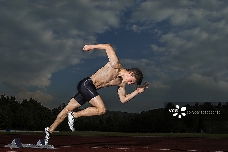 短跑运动员起跑，侧视图图片素材