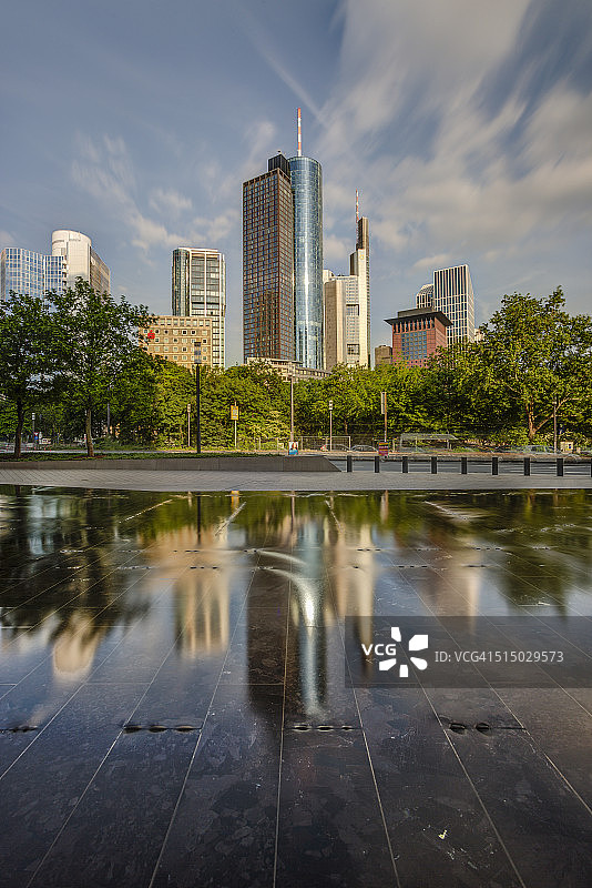 德国黑森州法兰克福：美因河大厦的倒影图片素材