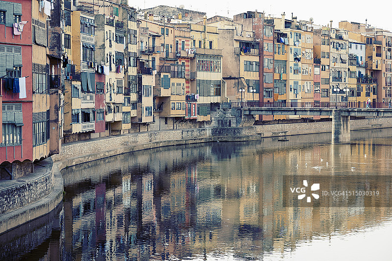 西班牙加泰罗尼亚赫罗纳省奥尼亚尔河及赫罗纳房屋景色图片素材