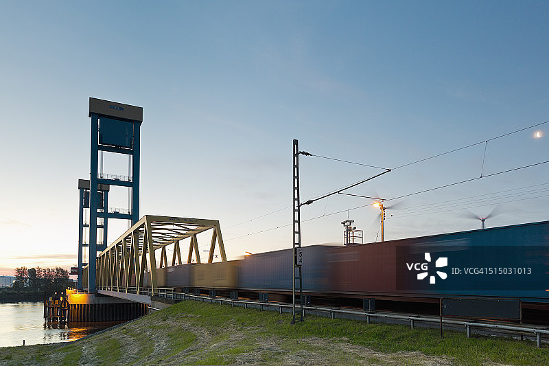 德国汉堡卡特维克桥集装箱列车与风车背景图片素材