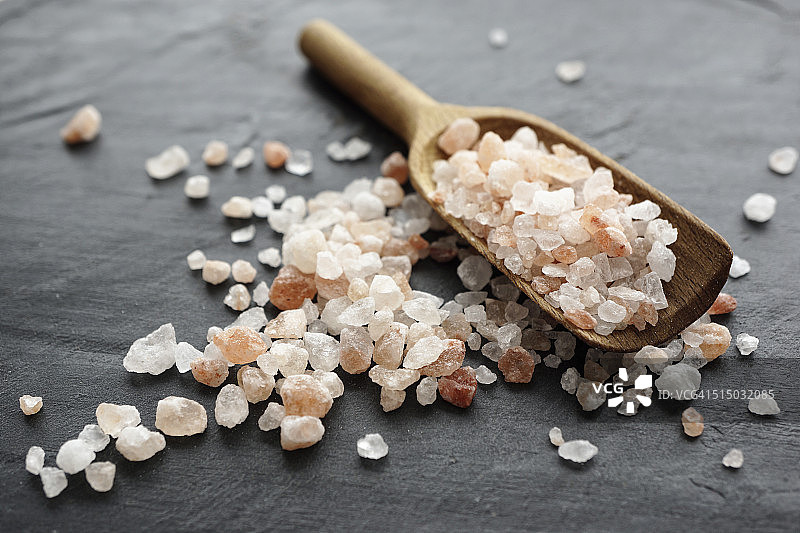 木勺上的喜马拉雅粗盐图片素材