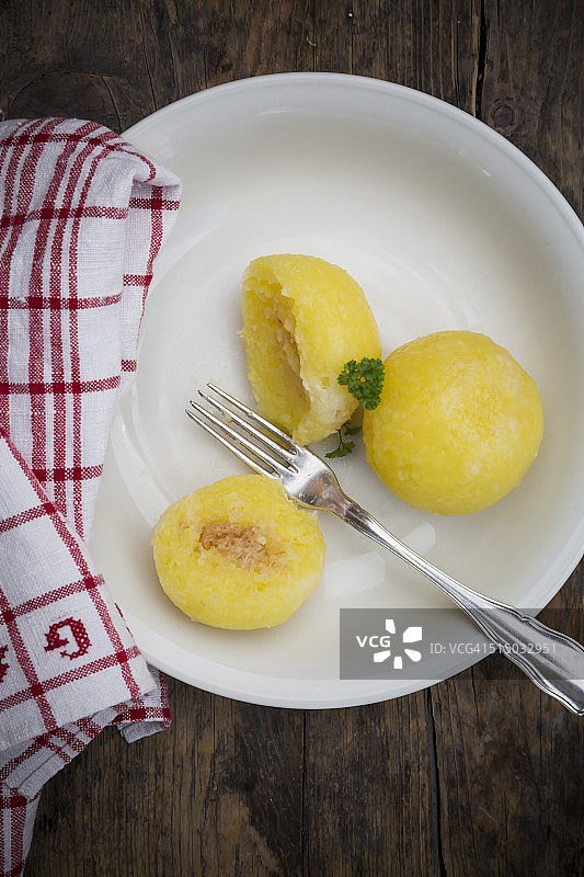 盘中土豆饺子图片素材