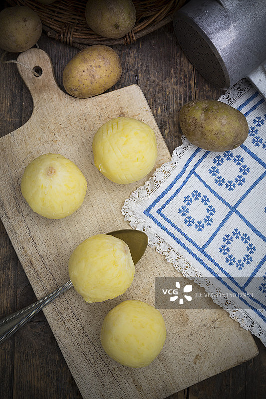 砧板上的土豆饺子和土豆泥图片素材