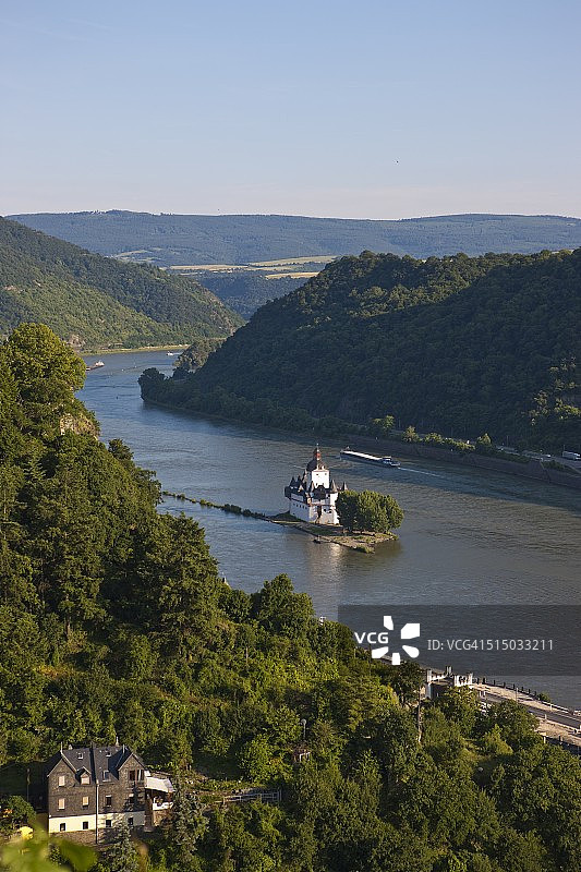 德国莱茵兰-普法尔茨州考布莱茵河畔普法尔茨格拉芬施泰因城堡景观图片素材