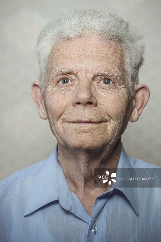 快乐的老年男人望向远方图片素材
