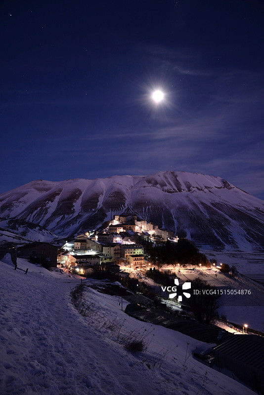 夜晚白雪覆盖的Castelluccio di Norcia图片素材