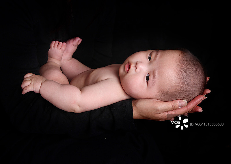 黑色背景上的婴儿图片素材
