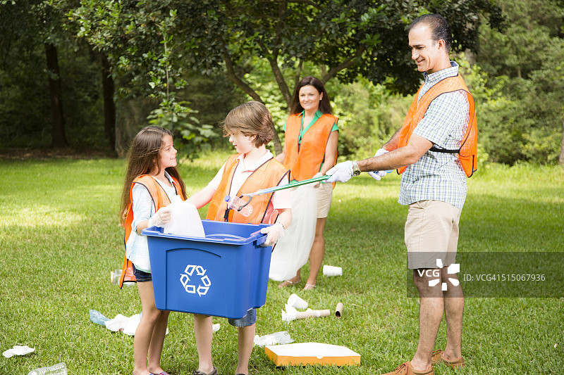 志愿者：家庭清理社区公园，回收箱图片素材