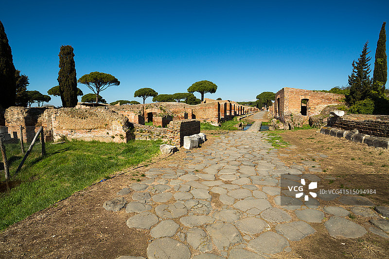 意大利罗马奥斯提亚安提卡古罗马港口城市遗址中的古道图片素材