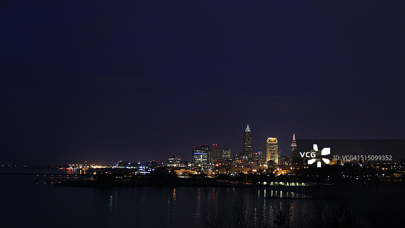 美国俄亥俄州克利夫兰市中心夜景全景图片素材
