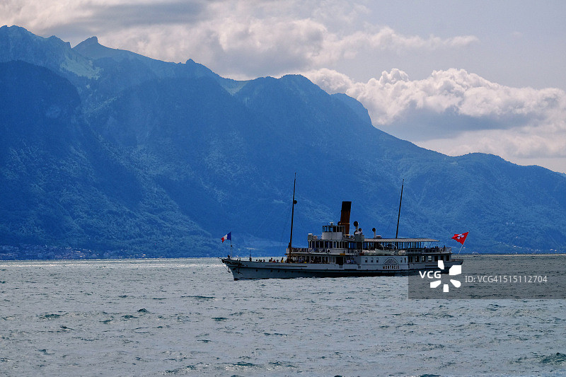 瑞士日内瓦湖上的明轮船图片素材