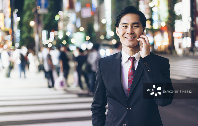 正在接听手机的亚洲商人图片素材