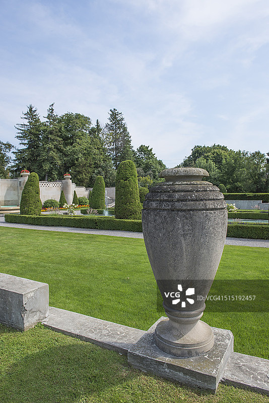 经典规整的花园和草坪图片素材