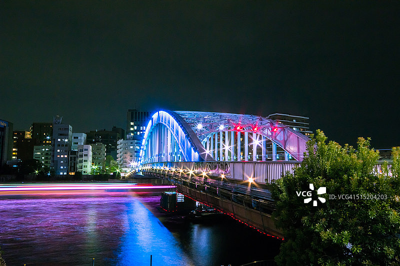永代桥上的绚丽灯光路图片素材