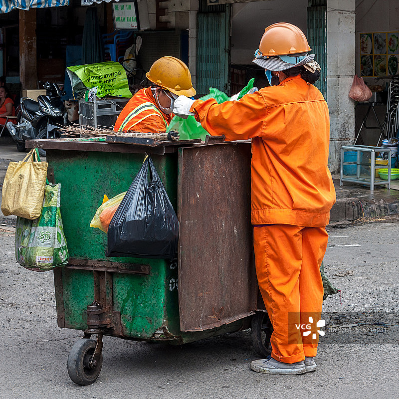 工人在回收仓库分拣垃圾图片素材