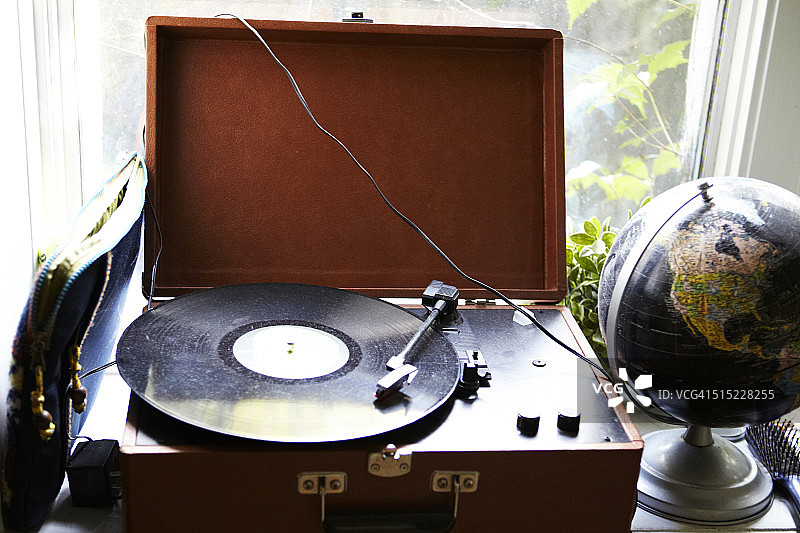 便携式转盘、黑胶唱片和播放器图片素材