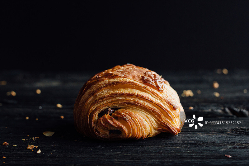 新鲜烘焙的巧克力牛角面包图片素材
