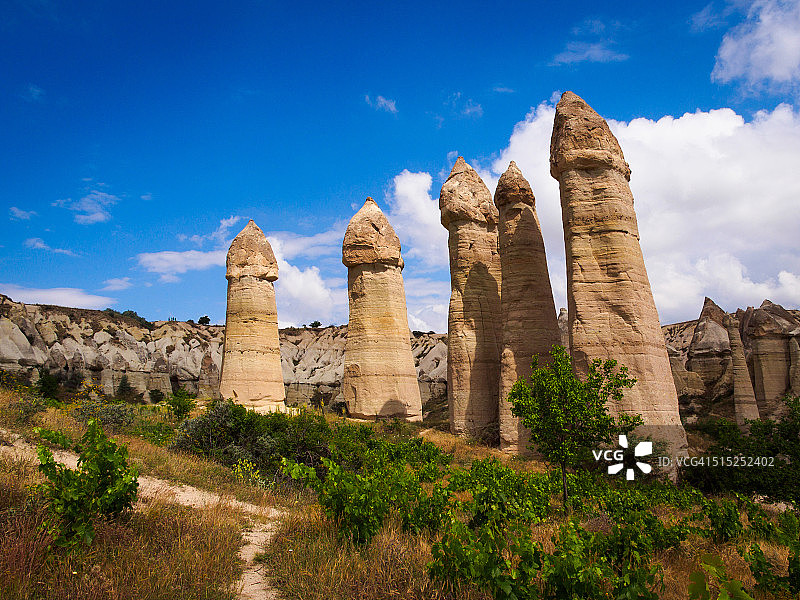 土耳其卡帕多西亚，巴格利德雷山谷岩石尖塔旁的小路图片素材