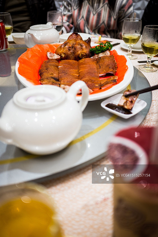 哺乳的猪图片素材