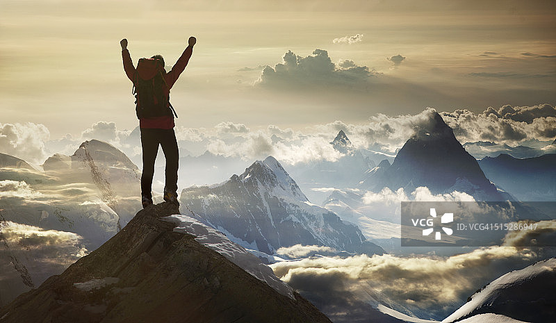 攀岩者站在山顶上图片素材