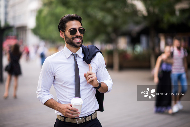商务人士在城市中散步图片素材