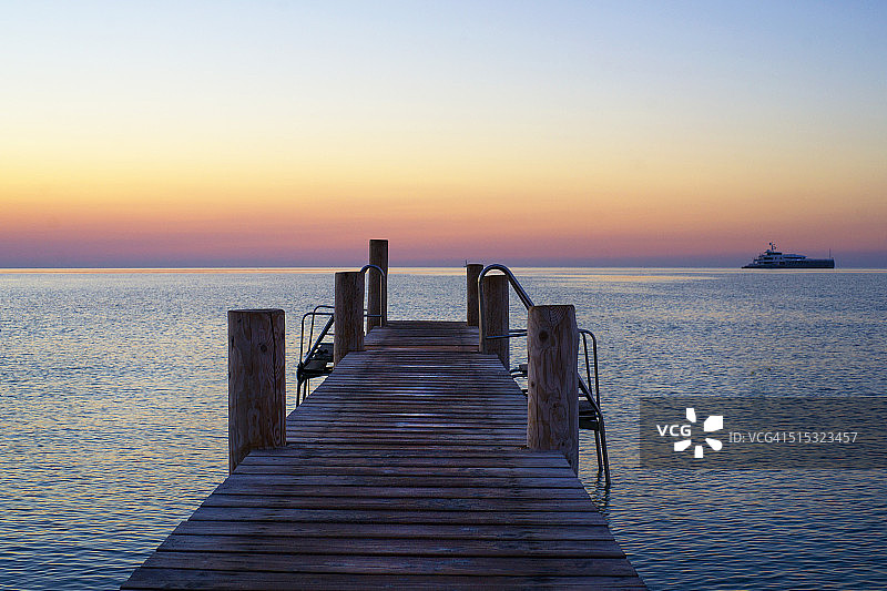 海滩上的码头图片素材