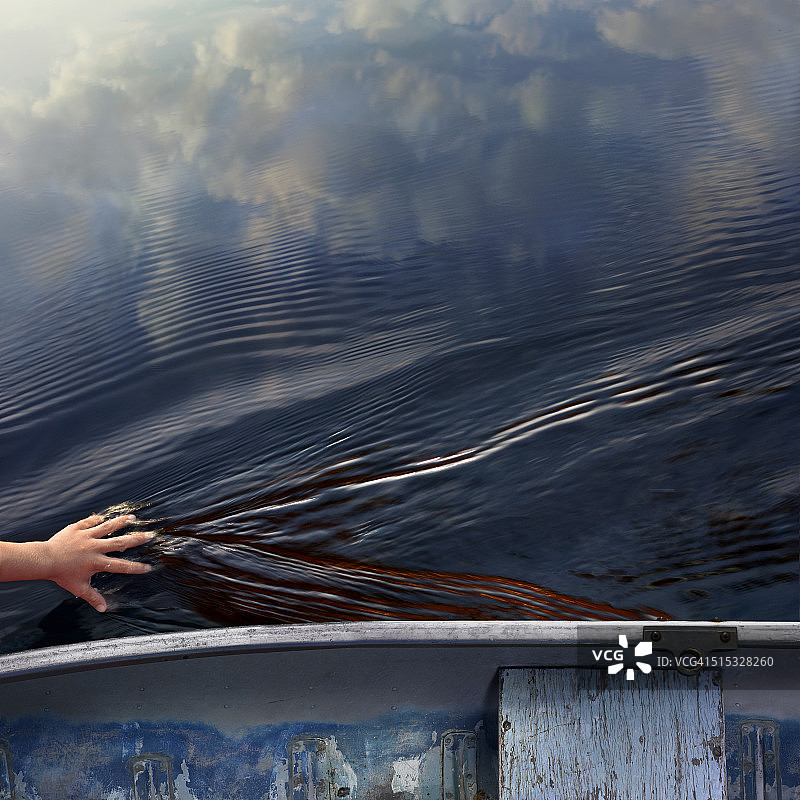 儿童乘船在湖面上划水玩耍图片素材