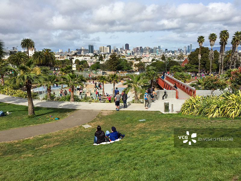 阳光明媚的春日，加利福尼亚州旧金山多洛雷斯公园的景象图片素材