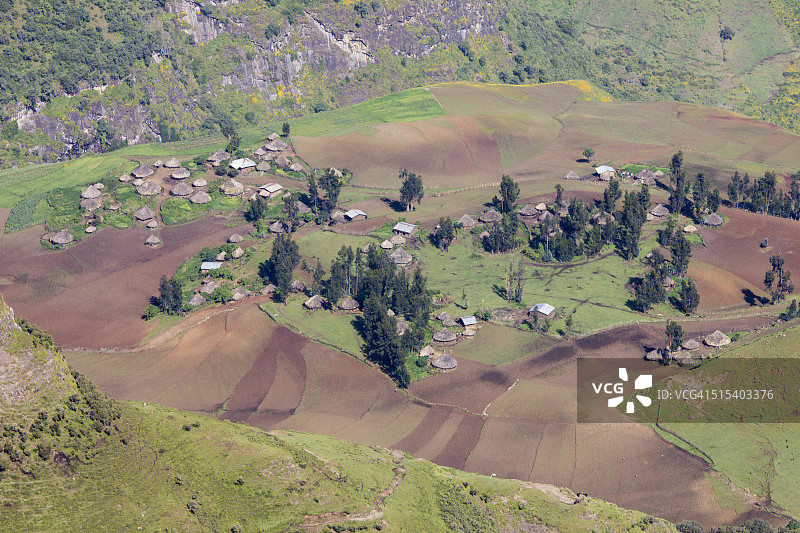 西缅山脉的村庄与耕地图片素材