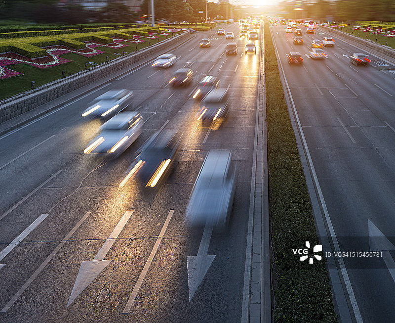 城市公路夜间交通图片素材