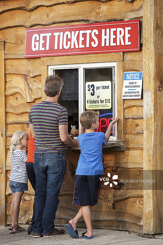 家庭团体在售票亭购买票图片素材
