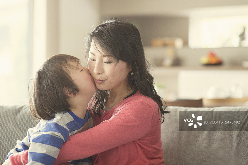 母子在客厅里玩耍图片素材