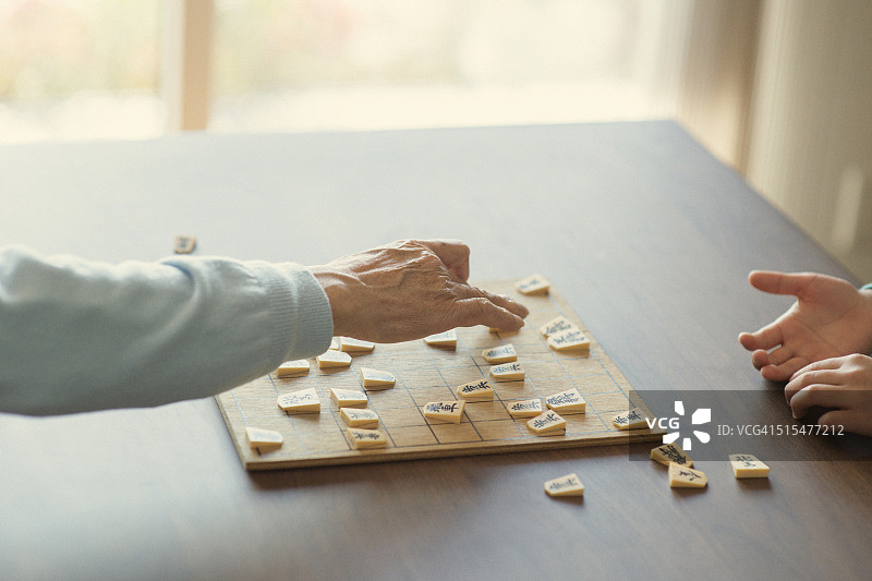 爷爷和孙子玩日本象棋图片素材