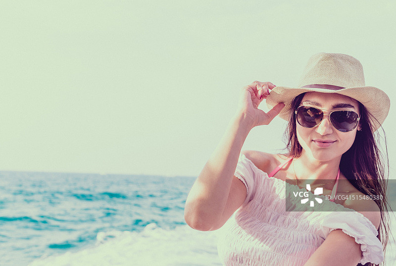 游艇上的美丽女人图片素材