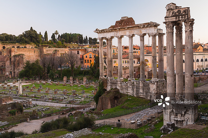 罗马广场黄昏时的萨图恩神庙和卡斯托尔和波吕克斯神庙，意大利罗马图片素材