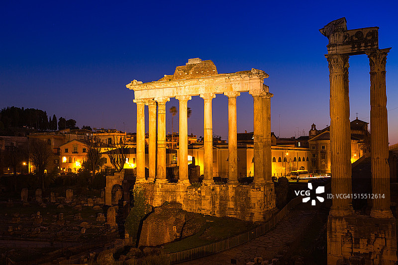 罗马广场黄昏时的萨图恩神庙和卡斯托尔和波吕克斯神庙，意大利罗马图片素材