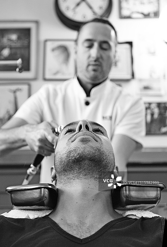 理发师为顾客洗头图片素材