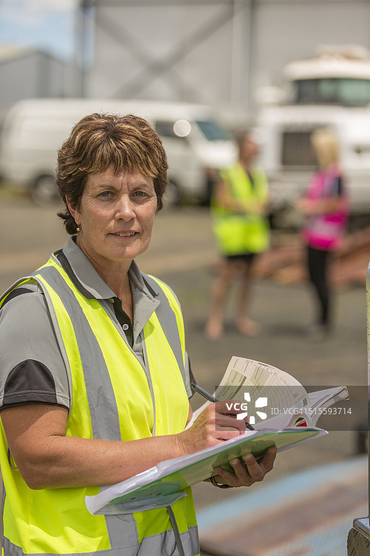 穿着高可视度服装在交通运输行业工作的女性图片素材