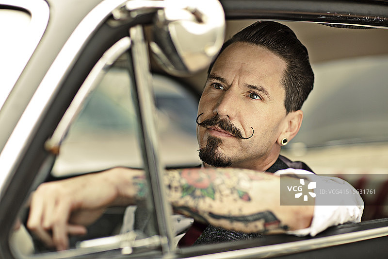 有胡须的男人坐在车里图片素材