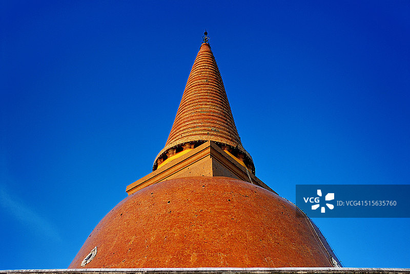 蓝天下的泰国佛统大塔图片素材